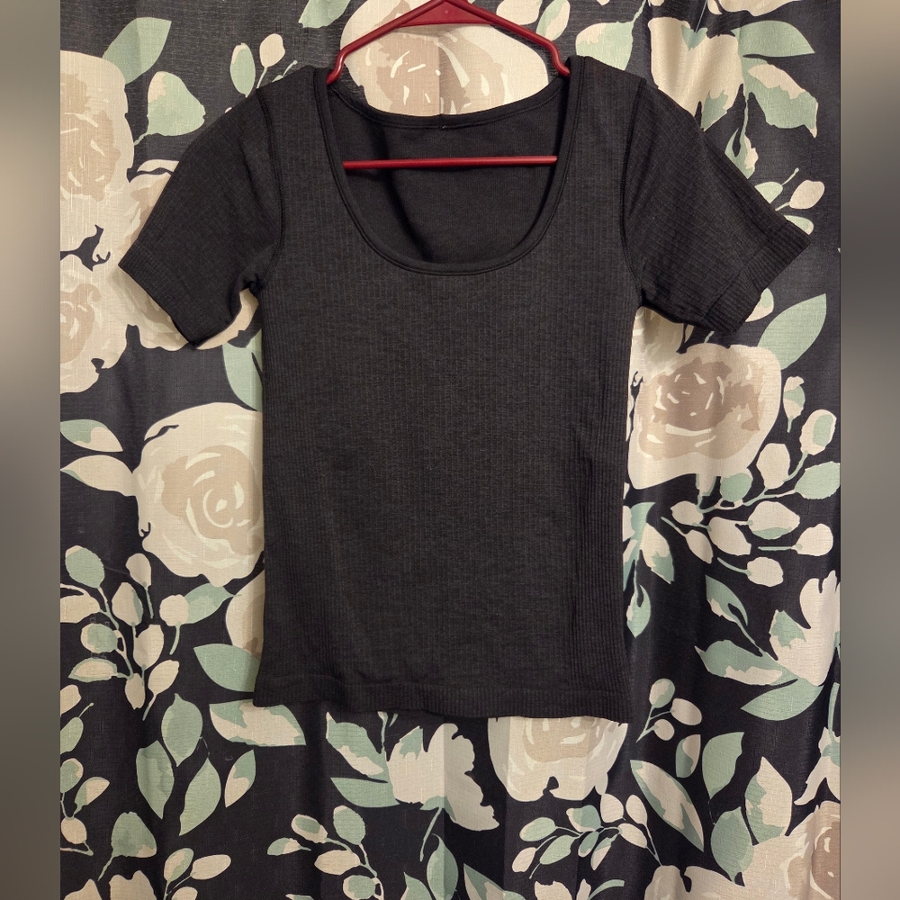 lululemon athletica Black Short Sleeve Scoop Neck Ribbed Tee